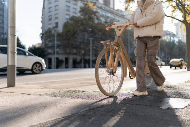Mujer con bicicleta caminando en la acera - Foto, Imagen