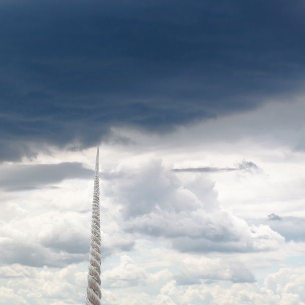 lano stoupá k obloze s deštivými mraky - Fotografie, Obrázek