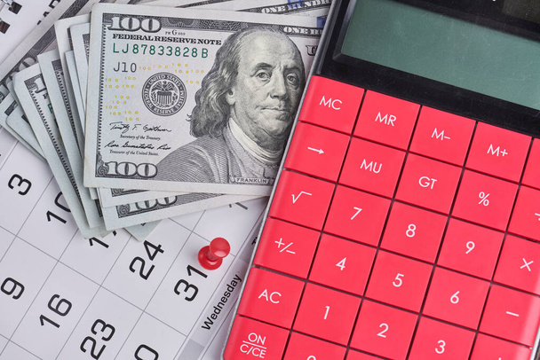 Kalkulačka, dolary a měsíční kalendář. Den výplaty, koncept posledního dne - Fotografie, Obrázek
