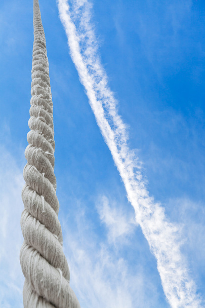 corde monte au ciel bleu avec des nuages blancs
 - Photo, image