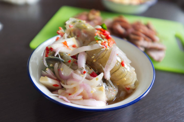 Mantide cruda gamberetti condimento salsa di pesce piccante e aspro. Cibo tailandese - Foto, immagini