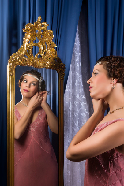 Vintage woman in mirror - Foto, Imagen