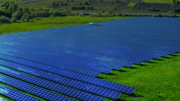 Luchtfoto van blauwe zonnepanelen op natuurachtergrond. Concept hernieuwbare energie. - Video