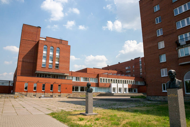 São Petersburgo, Rússia - 14 de julho de 2021: Complexo de edifícios da Universidade Humanitária de Sindicatos de São Petersburgo - Foto, Imagem