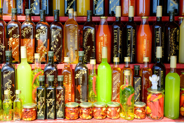 пляшки оливкової олії та гострий перець
 - Фото, зображення