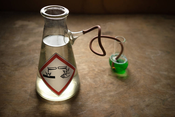 Frascos de vidrio con agua venenosa. Producción de líquidos peligrosos para el medio ambiente. - Foto, imagen