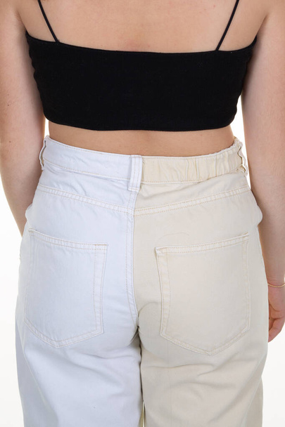 pantaloni con gamba divisa di colore diverso vista ragazza posteriore - Foto, immagini
