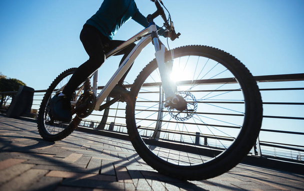 Montar en bicicleta en el camino de la costa - Foto, Imagen