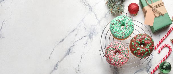 Сетка с вкусными рождественскими пончиками на белом фоне с местом для текста - Фото, изображение