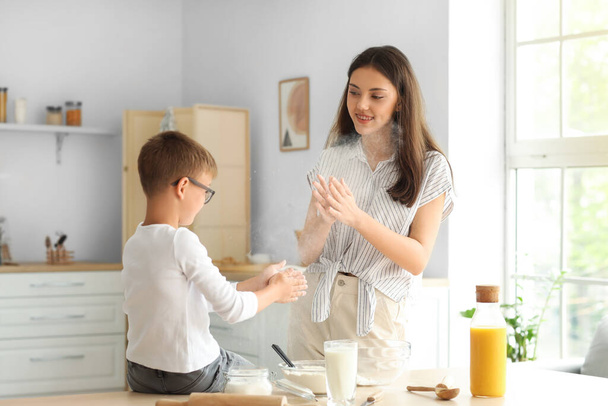 Adolescente menina e seu irmãozinho preparando massa na cozinha - Foto, Imagem