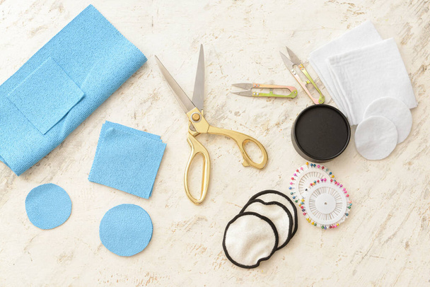 Materiales para hacer almohadillas de algodón reutilizables sobre fondo claro - Foto, Imagen