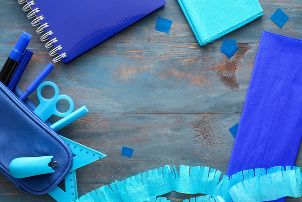 Marco hecho de materiales para hacer piñata mexicana sobre fondo de madera azul - Foto, Imagen