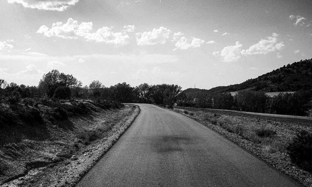 Paesaggio bianco e nero con campi stradali e agricoli. - Foto, immagini