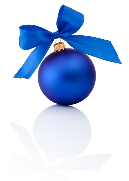 blaue Weihnachtskugel mit Schleife isoliert auf weißem Hintergrund - Foto, Bild