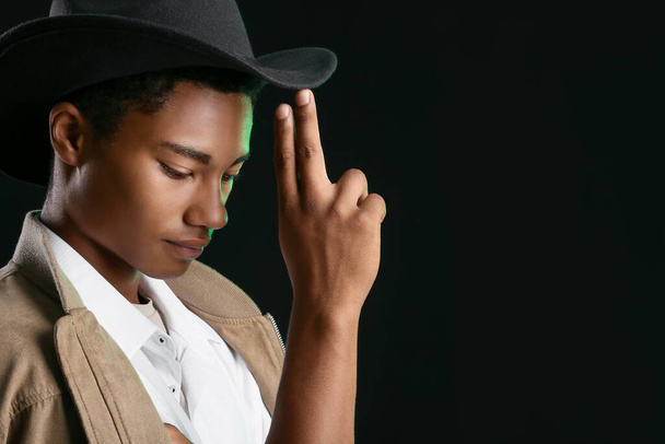 Schöne stylische afroamerikanische Kerl auf dunklem Hintergrund - Foto, Bild