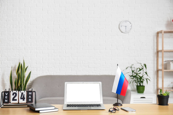 Lieu de travail moderne avec drapeau russe dans la chambre - Photo, image