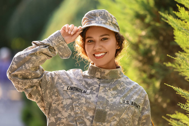 Portret van Afro-Amerikaanse vrouwelijke soldaat buiten - Foto, afbeelding