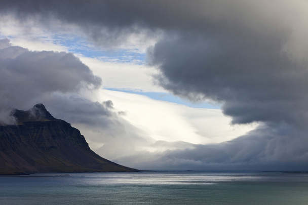 Paisaje oceánico de los fiordos nororientales de Islandia
 - Foto, Imagen