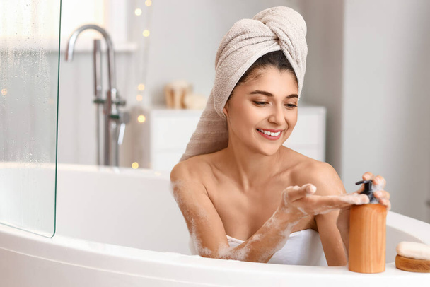 Hübsche junge Frau badet zu Hause - Foto, Bild