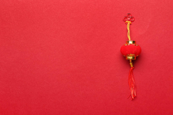 Linterna tradicional china sobre fondo rojo - Foto, Imagen