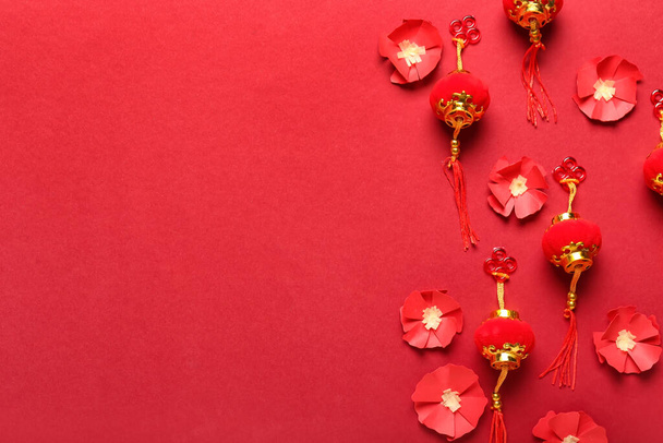 Lanternas chinesas tradicionais com flores de papel como fundo - Foto, Imagem