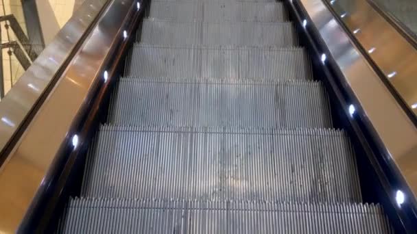 O movimento da escada rolante no centro comercial ou metro. Tecnologias modernas - Filmagem, Vídeo