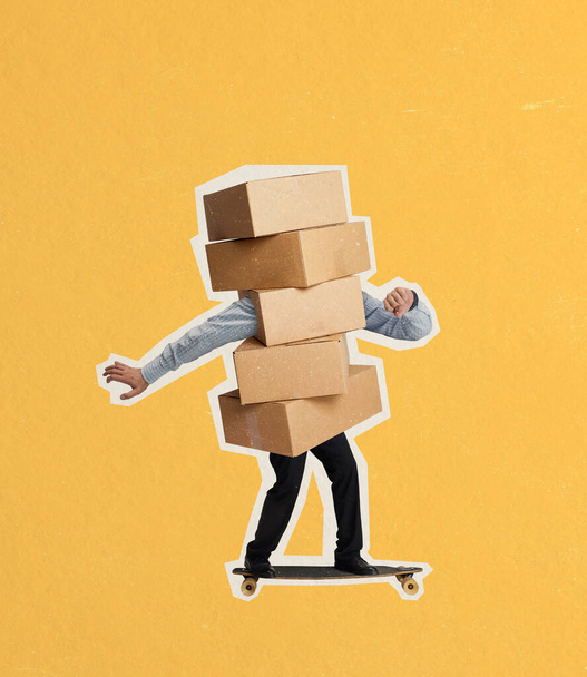 Současné umění koláž člověka s mnoha lepenkových krabic na skateboardu izolované přes žluté pozadí - Fotografie, Obrázek
