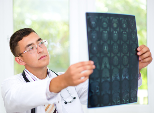 Young doctor looking at tomography brain - Fotoğraf, Görsel
