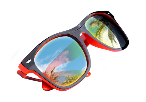Солнечные очки с тропическим пляжем и отражением неба
  - Фото, изображение