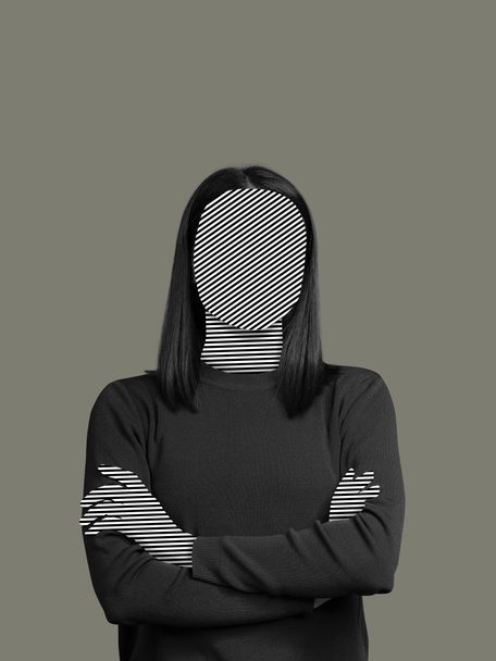 collage de arte contemporáneo de joven chica sin rostro aislado sobre fondo gris oscuro - Foto, Imagen