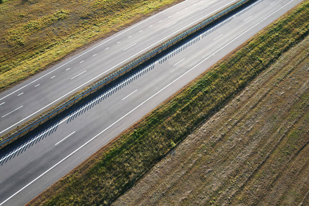 Strada statale vuota sulla luminosa giornata di sole vista drone aereo - Foto, immagini