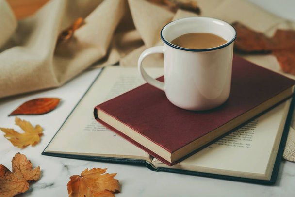 Libros y taza de café con hojas de otoño. Enfoque selectivo - Foto, imagen
