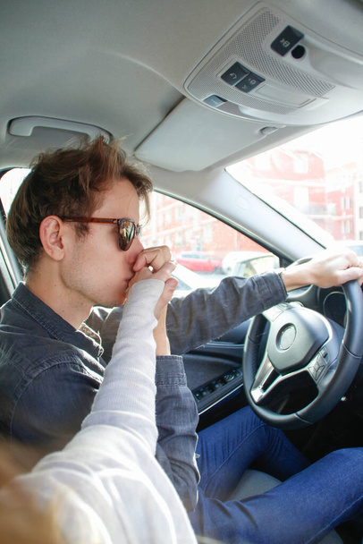 facet całuje jego partnerzy ręka podczas jazdy - Zdjęcie, obraz