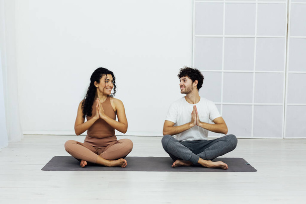 Hombre y mujer combinados Family Fitness Yoga Asana Gimnasia - Foto, Imagen