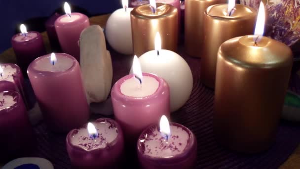 mesa redonda cubierta por hermosas velas de colores - Metraje, vídeo