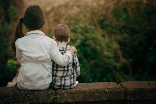 small sister and brother hugging - 写真・画像