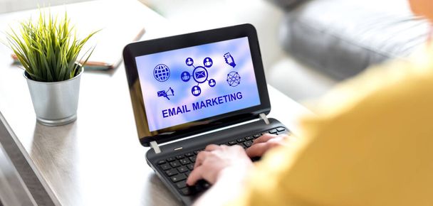Schermo del computer portatile che visualizza un concetto di email marketing - Foto, immagini