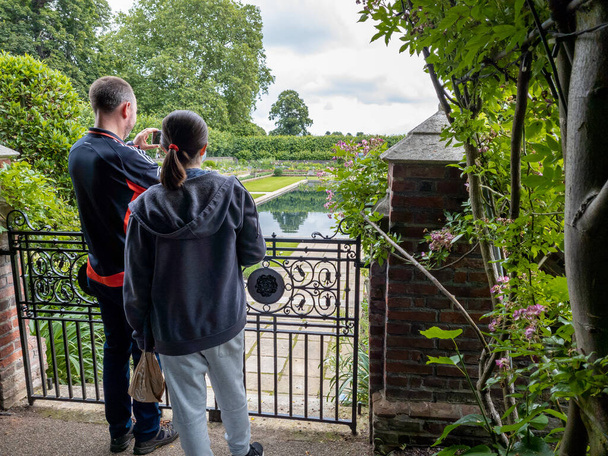 Londen. Verenigd Koninkrijk - 07.11. 2021. Toeristen en bezoekers sightseeing in Prinses Diana Memorial Garden. - Foto, afbeelding