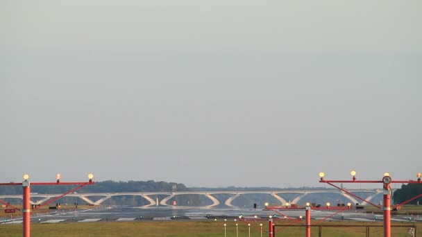 HD záběry komerčního letadla přistávajícího na letišti. - Záběry, video