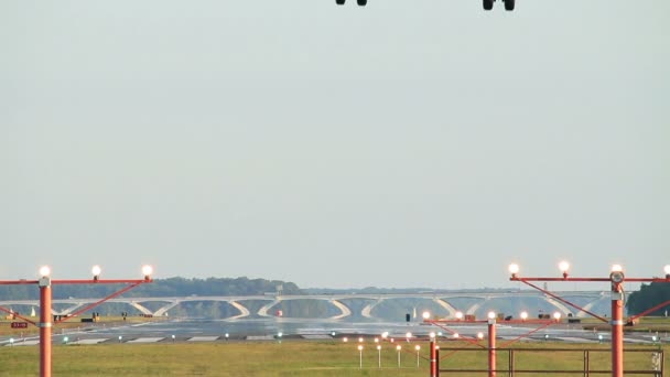 HD felvétel egy repülőtérre leszálló kereskedelmi repülőgépről. - Felvétel, videó