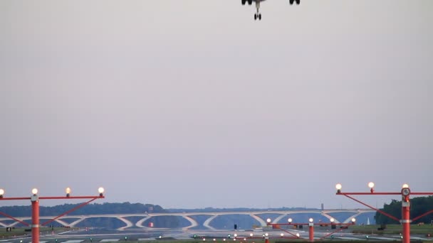 HD-kuvaa kaupallisesta lentokoneesta, joka laskeutuu lentokentälle. - Materiaali, video
