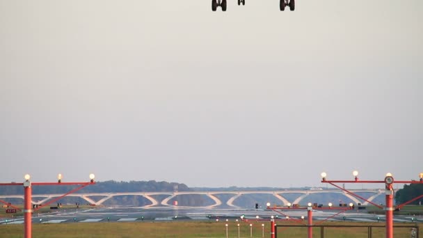 HD-kuvaa kaupallisesta lentokoneesta, joka laskeutuu lentokentälle. - Materiaali, video