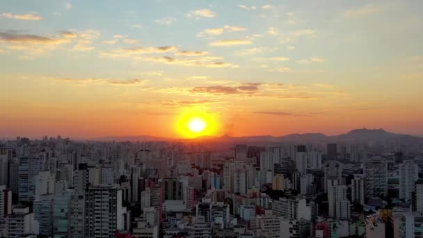 Sao Paulo Brezilya 'nın günbatımı şehri. Şehir merkezinin tarihi merkezi. Şehir simgesi olan Metropolis manzarası. Şehrin tarihi merkezinde binalar ve caddeler. - Video, Çekim