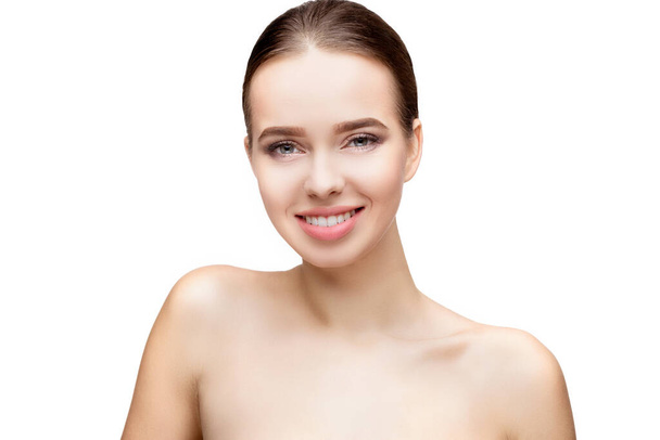 Bella giovane donna con pelle fresca pulita isolata su sfondo bianco - Foto, immagini