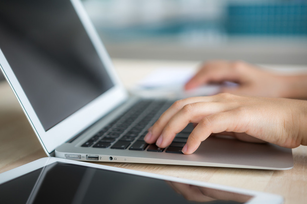 Close-up de mulher de negócios mão digitando no teclado do laptop - Foto, Imagem