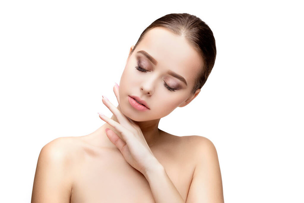 Schöne junge Frau mit sauberer frischer Haut isoliert auf weißem Hintergrund - Foto, Bild