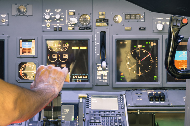 Kapitänshand gibt im Verkehrsflugsimulator Gas - Cockpit-Druckhebel in der Startphase - Foto, Bild