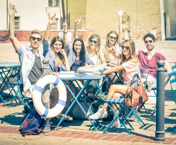 Takaisin kouluun konsepti ryhmä onnellisia parhaita ystäviä - Turistit hauskaa kesällä ympäri vanhankaupungin - Yliopiston opiskelijat tauon aikana aurinkoisena päivänä - Vintage suodatettu ilme
 - Valokuva, kuva