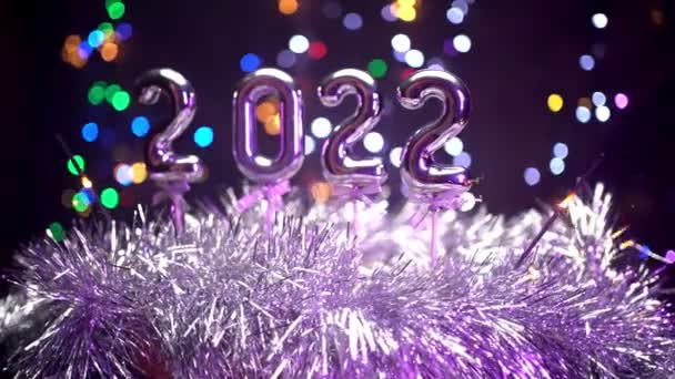 Celebración de Año Nuevo 2022 Panes de la cámara alrededor de las decoraciones de Navidad y Sparklers - Imágenes, Vídeo