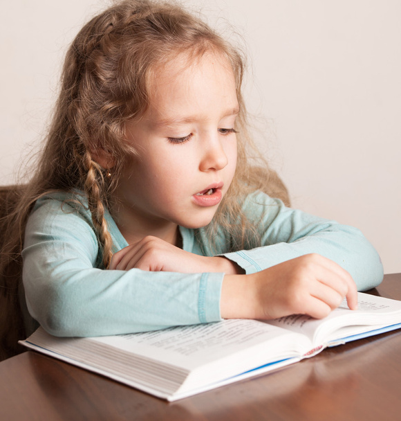 Girl doing homework - Foto, afbeelding